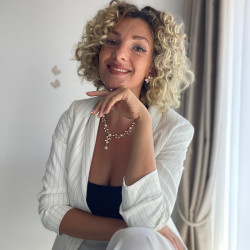 Dr. Andra Zaharia